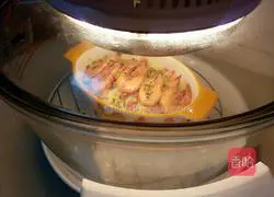 Illustration of how to make delicious prawn baked rice 10