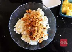 Illustration of how to make meat floss germ rice popcorn rice balls 3