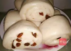 Illustration of how to make raisin flower rolls 4