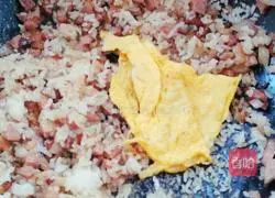 Illustration of how to make red sausage baked rice 10