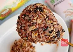 Illustration of how to make seaweed red rice balls 15