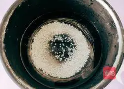 Illustration of how to make black bean and persimmon porridge 4