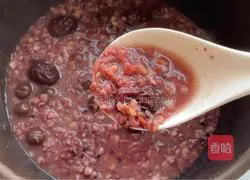  Illustration of how to make red dates and longan Laba porridge 8