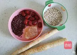 Illustration of how to make barley, yam and red date porridge 1