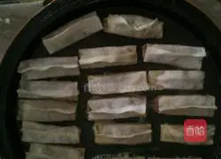 Illustration of how to make pork and shrimp pot stickers 13