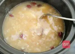 Illustration of how to make lychee, red dates, yam and wolfberry porridge 11