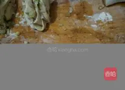 Illustration of how to make scallion rolls 6