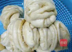 Illustration of how to make multi-layered fresh flower rolls 7