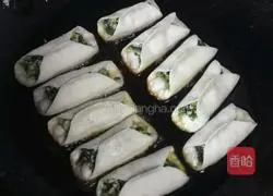 Illustration of how to make leek, egg and shrimp skin pot stickers 10