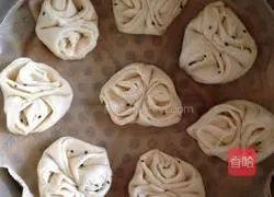 Illustration of how to make salt and pepper rolls 5