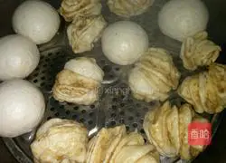 Illustration of making five-spice flower roll 7