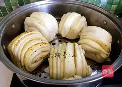 Illustration of how to make sweet bean noodle flower rolls 19