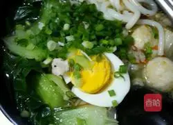 Illustration of how to make rice noodles across the bridge 6