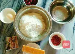 Illustration of how to make red date hair cake 1