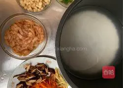 Illustration of how to make ginger, mushroom, shredded chicken porridge 1