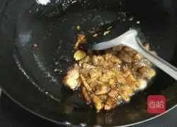 Illustration of how to make braised noodles with potatoes and beans 2