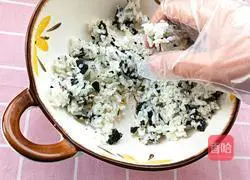 Illustration of how to make seaweed rice balls 10