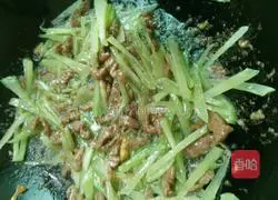 Illustration of how to make fried rice noodles with lettuce and beef 6