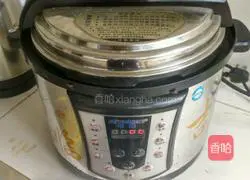 Illustration of how to make potato and sausage braised rice 6