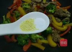 Illustration of how to make colorful pepper duck noodles 6