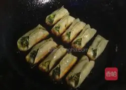 Illustration of how to make leek, egg and shrimp skin pot stickers 11