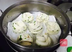 Illustration of how to make green onion flower rolls 14