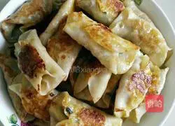 Illustration of how to make mushroom and meat pot stickers 3