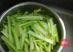 Illustration of how to make celery and meat pot stickers 7