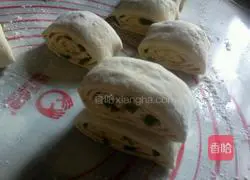 Illustration of how to make flower rolls 8