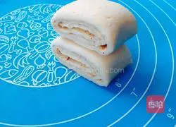 Illustration of how to make salt and pepper rolls 11