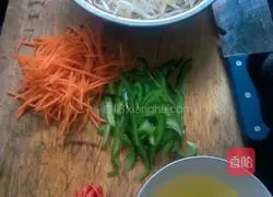 Illustration of how to make stir-fried noodles with mung bean sprouts and eggs 1