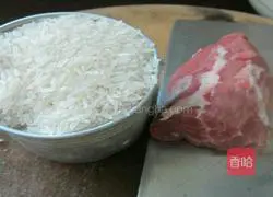 Illustration of how to make lean meat porridge 1