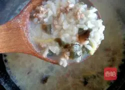 Illustration of how to make preserved egg and lean meat porridge 10