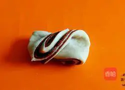 Illustration of how to make two-color flower rolls 14