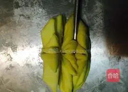 Illustration of how to make butter pumpkin lotus rolls 3