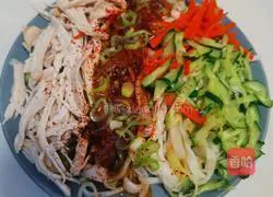 Illustration of making cold noodles with shredded chicken 6