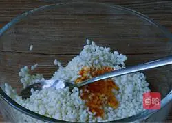 Illustration of how to make preserved egg, lettuce and lean meat porridge 5