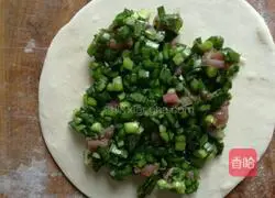 Illustration of how to make mutton and leek box 5