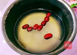 Illustration of how to make barley, red dates and millet porridge 5