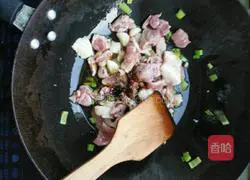 Illustration of how to make braised noodles with soy sauce meat 5