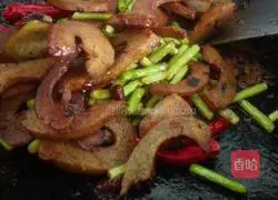 Illustration of how to make fried steamed buns with garlic sprouts 8