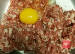 Illustration of how to make pork and cabbage pot stickers 3