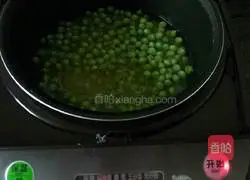 Illustration of how to make baked rice with peas and bacon 4