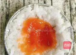 Illustration of how to make stir-fried rice with egg yolk and cheese 3