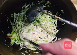 Illustration of how to make fried rice noodles with lotus vegetables and eggs 10