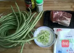 Illustration of how to make cold noodles with diced beans and pork 1