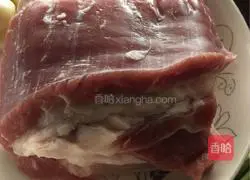 Illustration of how to make braised rice with diced beans and pork in a long vat 1