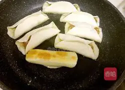 Illustration of how to make family version of pot stickers 10