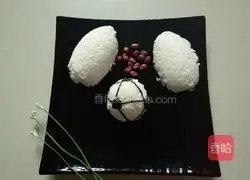 Illustration of how to make football rice balls 9