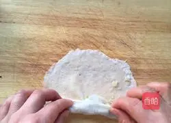 Illustration of how to make spring rolls with shredded pork and onions 9